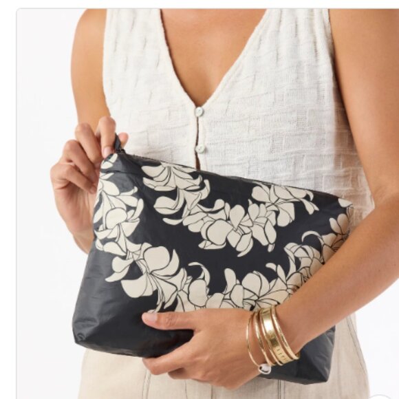 Mid Pouch Plumeria Lei  NWT - Picture 3 of 5